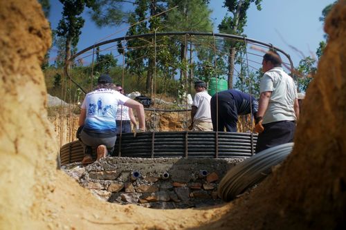 Wolontariusze Geberit pomogli zbudować dwa zbiorniki na wodę w Zachodnim Nepalu